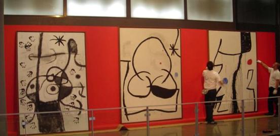 De izquierda a derecha, �Po�me�, �Femme dans la nuit, femme attrapant un oiseau� y lienzo de 1973, sin t�tulo, en su exposici�n en Tesal�nica.